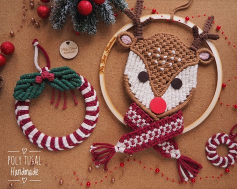 Macrame Reindeer is laying On a cork deska next to the Macrame Christmas Wreath. Macrame Wreath Tutorial, Macrame Reindeer, Macrame Wreath, Unique Macrame, Christmas Decorations Wreaths, Handmade Sellers, Wreath Decoration, Xmas Wreaths, Wreath Tutorial