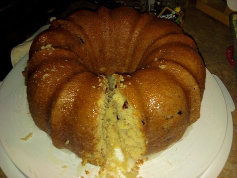 Paula Deen's Tennessee Whiskey Pound Cake.... its soooo Good! Vanilla Poke Cake, Whiskey Cakes, Rum Glaze Recipe, Coconut Rum Cake, Butter Bundt Cake, Combine Cake, Mug Desserts, Peach Pound Cakes, Kentucky Butter Cake