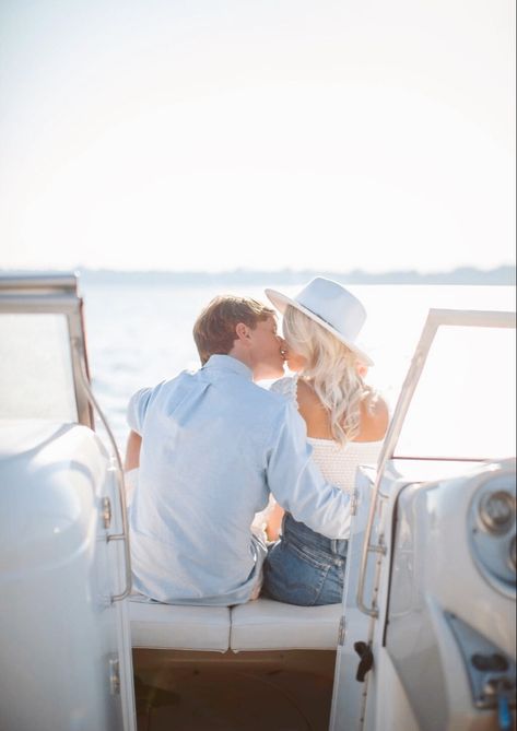 Pontoon Engagement Pictures, Family Photos On Boat, Engagement Photos On A Boat, Boating Photoshoot, Boat Couple Photos, Engagement Photos Boat, Boat Couple Photoshoot, Boat Wedding Photos, Fishing Senior Pictures