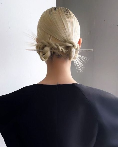 Easy Editorial Hair, U Clip Hairstyles, Pins In Hair, Hair Pins Hairstyles, Hair Pin Ideas, Hair Pin Style, Κούρεμα Bob, High Fashion Hair, Braid Bun