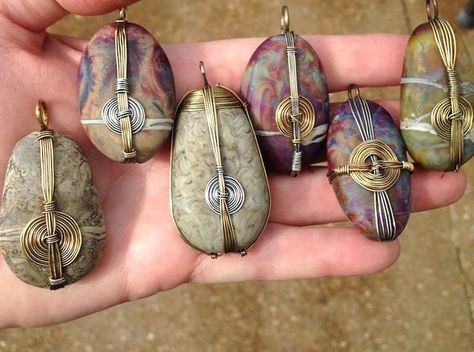 Diy Stone Wrapping, Rock Weaving, Rock Wrapping, Wrapped Rocks, Wrapping Stones, Wrapped Stones, Wire Wrapped Stone Jewelry, Rock Jewelry, Wire Wrapping Stones