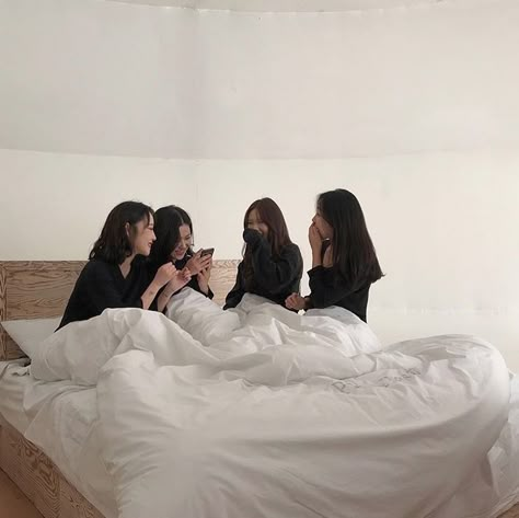 pint ; milkybambi Ulzzang Squad, Ulzzang Friends, Kore Ulzzang, Korean Friends, Mode Ulzzang, Friendship Photoshoot, Korean Best Friends, Girl Friendship, 사진 촬영 포즈