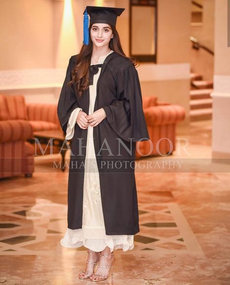 Mawra hocane on her LLB convocation Convocation Saree Ideas Graduation, Graduation Day Outfit Ideas Indian, Graduation Day Poses In Saree, Convocation Dress Graduation Muslim, Convocation Outfit Graduation Hijab, Convocation Poses Idea, Convocation Outfit Ideas, Graduation Day Outfit College Indian, Convocation Saree Ideas