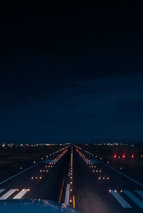 short final / flare  #aviation  https://aviatortraining.net Plane Wallpaper, Photo Avion, Plane Photography, Airport Runway, Airplane Wallpaper, Airport Pictures, Pilots Aviation, Airplane Photography, Night Flight