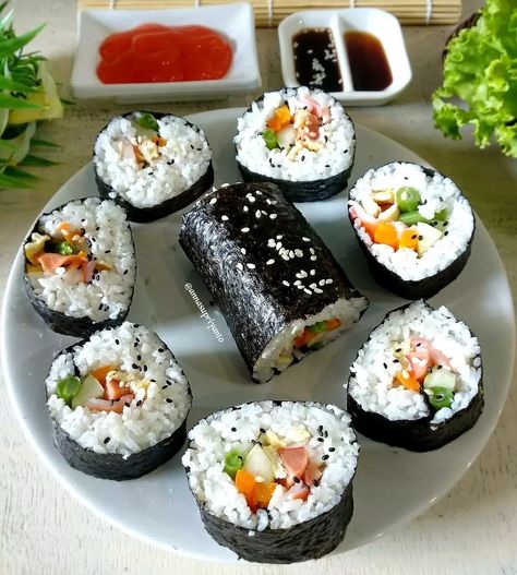 Bahan dan Cara membuat Sushi Sendvic Sosis https://resepmamiku.com/sushi-sendvic-sosis-annasupriyanto Resep Sushi, Cooking Tutorials, Food Snapchat, Snapchat, Indonesia