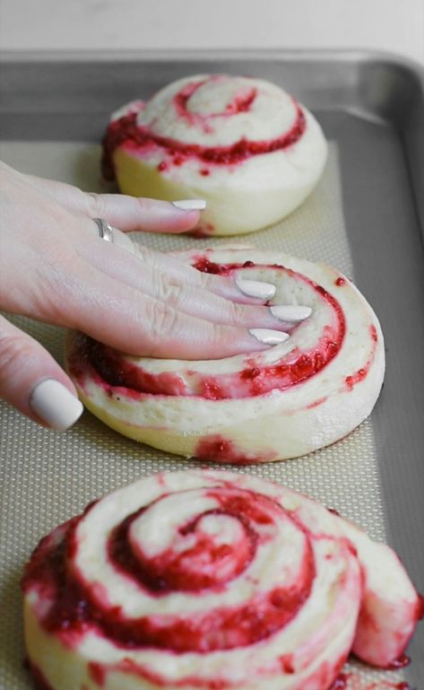 Raspberry And Cream Pastry, Raspberry Pastry Cream, Swedish Pastry Recipes, Raspberry Rolls Recipe, Bow Desserts, Raspberry Strudel, Raspberry Buns, Raspberry Sweet Rolls, Raspberry Pastry