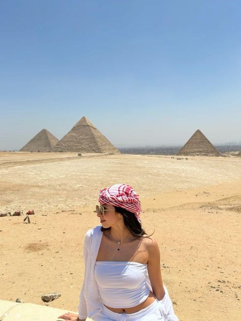 Pyramids Photo Ideas, Pyramids Outfit, Cairo Photoshoot, Egypt Photo Ideas, Egypt Travel Outfit, Desert Outfit Ideas, Egypt Beauty, Greece Girl, Egypt Outfits