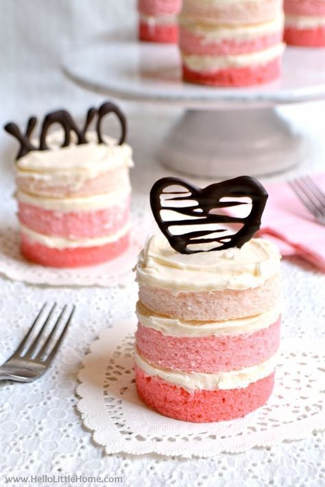 Ombre Cakes, Mini Cake Recipe, Mini Torte, Idee Babyshower, Ombre Cake, Valentine Desserts, Valentines Day Cakes, Valentines Day Desserts, Valentine Cake