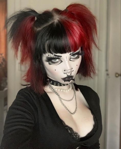 Gothic Hairstyles, Goth Hair, Alt Makeup, Hair Cut Ideas, Dyed Hair Inspiration, Peinados Fáciles Para Cabello Corto, Goth Makeup, Alternative Hair, Creative Hairstyles