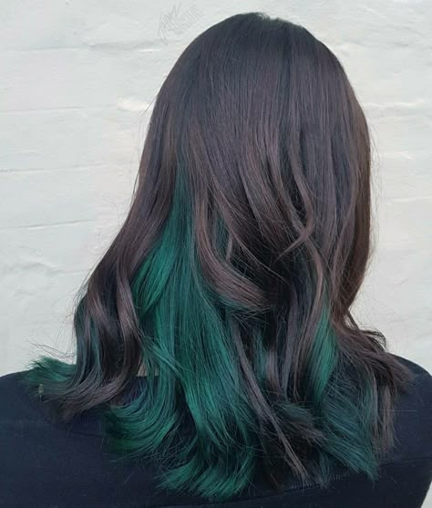 Underdye Hair, Under Hair Color, Under Hair Dye, Peekaboo Hair Colors, Dark Green Hair, Hair Color Underneath, Peekaboo Hair, Hair Color Streaks, Dyed Hair Inspiration