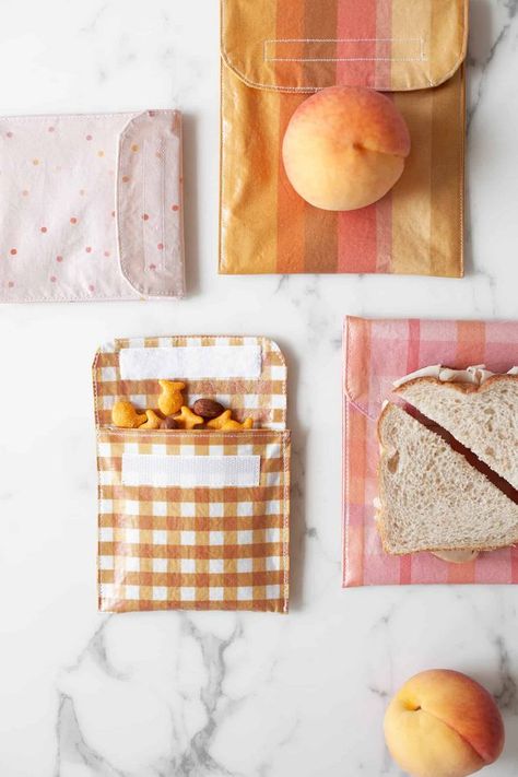 Diy Reusable Sandwich Bags, Office Lunches, Reusable Sandwich Bags, Diy Sy, Reusable Snack Bag, Sandwich Bags, Snack Bags, Beautiful Mess, Diy Bag