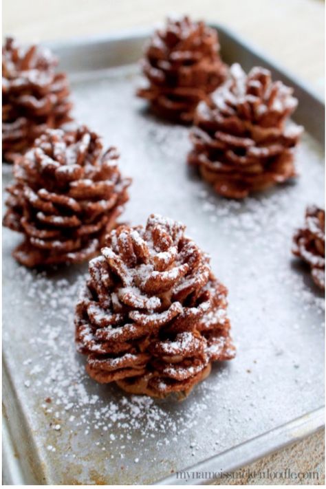 Chocolate Pinecones, Jul Kaka, Christmas Snacks, Christmas Cooking, Christmas Goodies, Holiday Food, Holiday Desserts, Holiday Baking, Holiday Treats