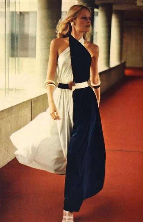 Color lock draped evening gown 1972 – Irene Galitzine 70s Glam, Bianca Jagger, Fashion 1970s, Fashion 70s, 1970's Fashion, Fashion Australia, 70s Inspired Fashion, Christie Brinkley, Disco Dress