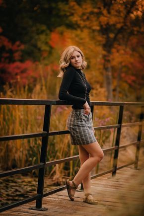 Fall Senior Portraits, Senior Portrait Outfits, Portret Feminin, Senior Portraits Girl, Pose Portrait, Senior Photography Poses, Senior Picture Poses, Fall Portraits, Fall Family Photo Outfits