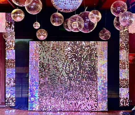 Glitter Glam Party Decorations, Disco Theme Backdrop Ideas, Disco Glam Party Decorations, Disco Glam Party, Glam Party Ideas, Selfie Backdrop, Neon Disco, Studio 54 Party, Speakeasy Party