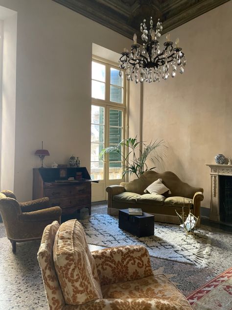 interior design / home design / home decor / italian style / aesthetic homes / northern italy / call me by your name / cmbyn aesthetic Cmbyn Villa, Italian House Aesthetic Interior, Italian Villa Aesthetic Interior, Italian Airbnb, Call Me By Your Name Aesthetic, Italian Apartment Aesthetic, Call Me By Your Name House, Cmbyn House, Italian House Interior