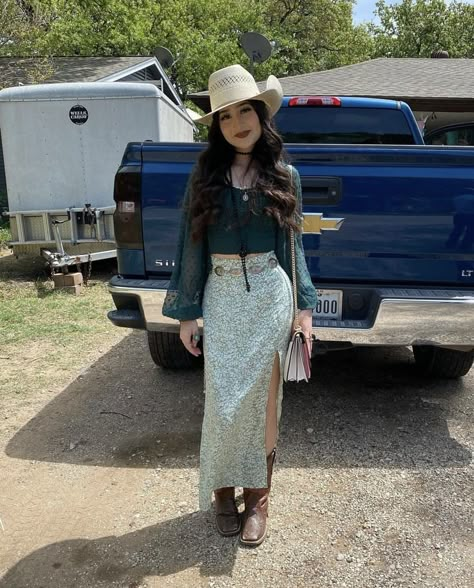 Two Piece Western Outfit, Lady Western Outfits, Vaquera Outfits With Skirts, Vaquera Wedding Outfit, Outfits For Horse Races For Women, Modest Vaquera Outfits, Rancho Outfits For Women, Western Dress Outfits Women, Vaquera Skirt Outfit