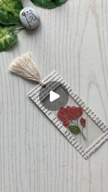 How To Make A Book Mark Out Of Paper, Anime Book Mark Ideas, Easy Book Marks Ideas, Paper Book Mark Ideas, Paper Bookmarks Handmade, Bookmark Handmade Ideas, Christmas Bookmark Ideas, Books Marks Ideas, Book Mark Drawing