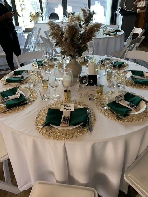 Emerald Wedding Decor, Green Quinceanera Theme, Princess Wedding Theme, Dinner Table Set Up, Emerald Green Wedding Theme, Hunter Green Wedding, Quinceanera Bouquet, Sweet 15 Party Ideas Quinceanera, Sweet 15 Party Ideas