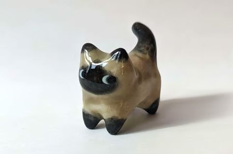 Make 100 | Miniature Ceramic Cats by Diana — Kickstarter Cat Clay Sculpture Easy, Cute Cat Sculpture, Small Ceramic Trinkets, Miniature Sculpture Clay, Mini Clay Cat, Cat Air Dry Clay, Cat Clay Charm, Cute Clay Creatures, Cat Clay Ideas