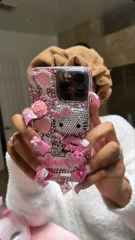 What yall think about this Things To Buy At Costco, Bling Phone Cases Diy, Stile Kylie Jenner, Images Hello Kitty, Hello Kitty Phone Case, Bling Phone Cases, Pink Lifestyle, Kitty Accessories, Diy Iphone Case