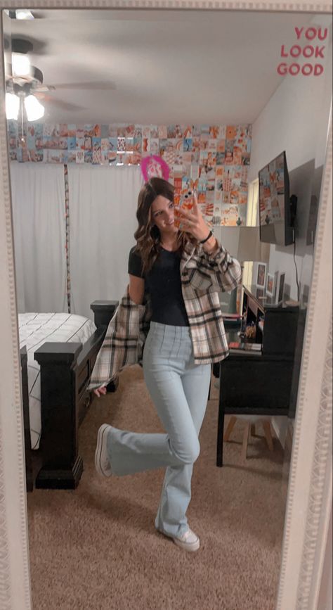 Flannel And Flare Jeans, Flare Jeans Outfit Platforms, Flares And Converse, Black Jeans White Converse Outfit, Flare Jeans Converse Outfit, White Converse Fall Outfit, Converse And Flare Jeans, Flared Jeans With Converse, High Top Converse Outfits White