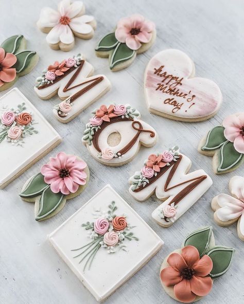 Talented Cookiers’s Instagram photo: “Love these ! • @k_sweetdesigns Make sure to spoil all the Moms in your life a little extra this week 💗 ! . . . #mothersday…” Mother’s Day Royal Icing Cookies, Mother’s Day Cookies Decorated, Mother’s Day Sugar Cookies, Mother’s Day Cookies, Cookie Themes, Mothers Day Cookies, Mothers Cookies, Flower Sugar Cookies, Mothers Day Cupcakes