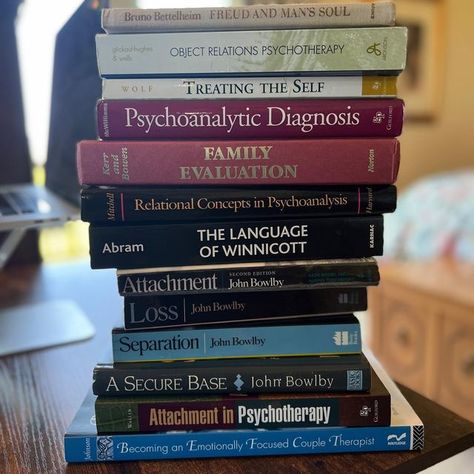 The Secure Relationship on Instagram: "I get a lot of people interested in studying psychology asking me how I learned attachment theory. This stack of books represents my journey…..each book represents an overall theme I was studying at the time. When I look at these books all together like this, I get butterflies in my stomach. ❤️ ( (the bottom book should say “Dr. Sue Johnson’s EFT work”, but those are at my other office) Beyond the foundational books in the pic are books on somatic therapy Manifestation School, Ig Influencer, Studying Psychology, Esther Perel, Dream Psychology, Somatic Therapy, Psychology Careers, Sue Johnson, Psychology Notes