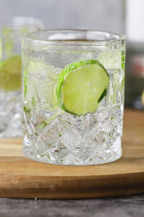 This vodka soda recipe is an easy vodka drink with only 2 ingredients. Add some vodka and club soda to a cup and top with lime. Delicious, simple and a low calorie cocktail that's as yummy as it is refreshing. Club Soda Cocktails Easy, Vodka Soda With Lime, Vodka Lime Soda, Vodka Soda Recipe, Vodka Soda Cocktails, Vodka Drinks Easy, Best Vodka, Low Calorie Cocktails, Vodka Lime