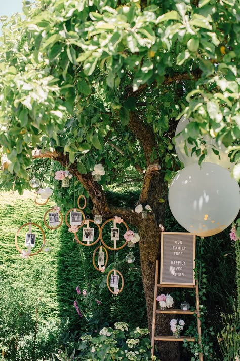 Embroidery Hoop Wedding, Wedding Photo Family, Diy Family Tree, Wedding Tree Decorations, Diy Tree Decor, Tree Tutorial, Giant Balloons, Photo Family, Vintage Wedding Decorations