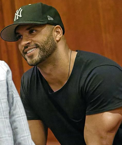 Lincoln From The 100, Ricky Whittle The 100, Dystopian Men, Lincoln The 100, Weekend Outfit Ideas, Ricky Whittle, Gymnastics Competition, Man Cake, Lady Face