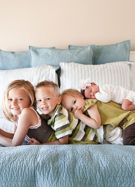 I am going to figure a way to do the stacking thing- I love it! Cousin Photo, Photo Bb, Foto Newborn, Sibling Photography, Sibling Photos, Family Picture Ideas, Foto Baby, Foto Tips, Childrens Photography