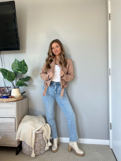 Khaki Moto Jacket Outfit, Beige Moto Jacket Outfit, Beige Suede Jacket Outfit, Suede Moto Jacket Outfit, Suede Jacket Outfit, Moto Jacket Outfit, Influencer Style, Fall Fit, Suede Moto Jacket