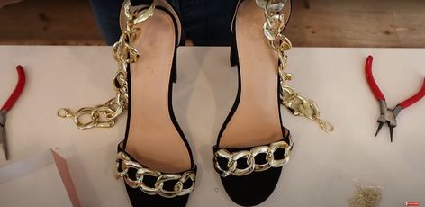 This is a guide to making DIY Versace chain shoes. Learn how to transform your black heels with gold chain using this easy step-by-step tutorial. Diy Sandals Refashion, Heels With Gold Chain, Black Heels With Gold, Organizing Crafts, Chain Shoes, Chain Sandals, Versace Chain, Diy Sandals, Diy Organizing