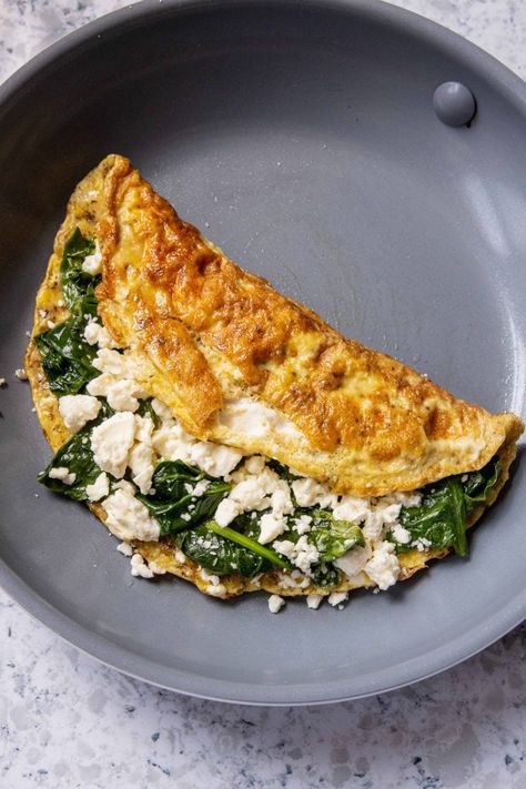 This Spinach and Feta Omelet is a super easy and delicious 10-minute breakfast. It has eggs, spinach, feta cheese, oregano, and garlic powder. Omelette Healthy, Feta Omelette, Spinach Omelette, Healthy Food Dishes, Makanan Diet, Healthy Food Motivation, Healthy Lifestyle Food, God Mat, Spinach And Feta