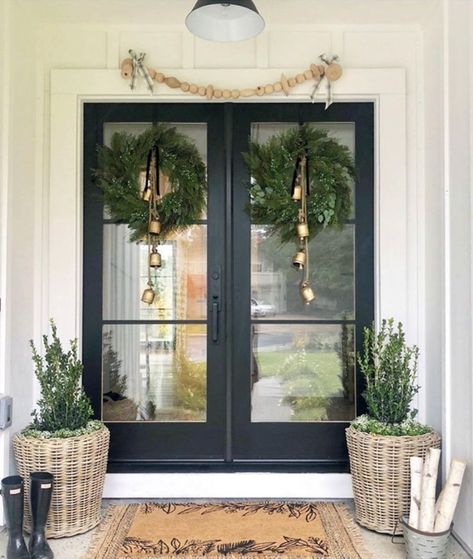 Beautiful Christmas decorations on the front porch - eye for pretty #christmasdecor #christmasideas #porchideas #porchdecor #christmasporch Christmas Mantles, Veranda Design, Cedar Wreath, Cat Enclosures, Porch Design Ideas, Front Porch Makeover, Building A Porch, Porch Makeover, White Shiplap