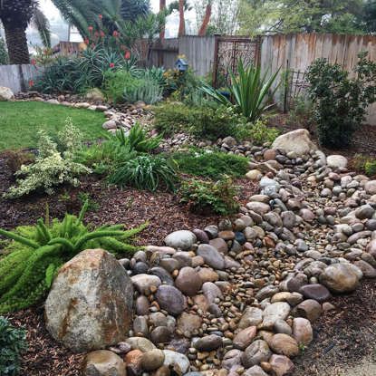 Creek Bed Landscaping, Stream Landscaping, Riverbed Landscaping, Bed Landscaping Ideas, Dry Riverbed Landscaping, Dry River Bed, Dry Stream, Dry Creek Bed, River Rock Landscaping