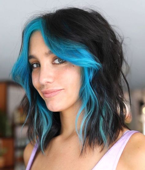 Wavy Long Bob with Blue Money Pieces E Girl Hairstyles, Face Framing Hair, Rambut Brunette, Hair Color Underneath, Hair Color Streaks, Hair Streaks, Hair Dye Ideas, Bright Hair, Hair Dye Colors