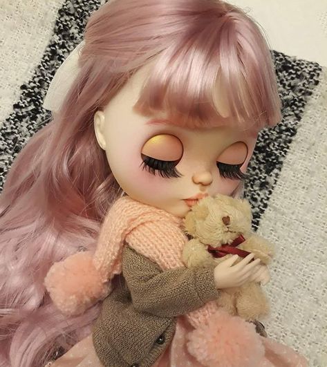 Dra Blythe (@drablythe) • Instagram photos and videos Cute Blythe Dolls, Blythe Doll Pfp, Blythe Dolls Cute, Blythe Doll, Pink Teddy, Doll Aesthetic, Gothic Dolls, Easy Sewing Patterns, Doll Parts