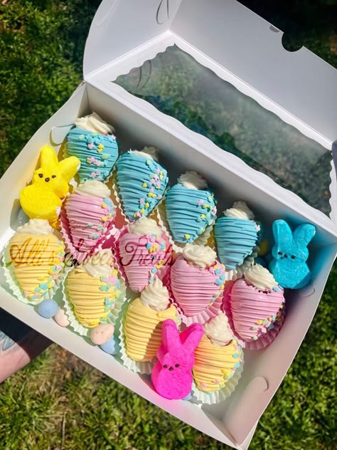 Easter Berries Chocolate Covered, Easter Bakery Treats, Chocolate Covered Treat Box Ideas, Easter Sweet Treat Box Ideas, Easter Dipped Treats, Easter Covered Strawberries, Christmas Chocolate Covered Strawberries Ideas, Easter Chocolate Strawberries, Easter Strawberries Ideas