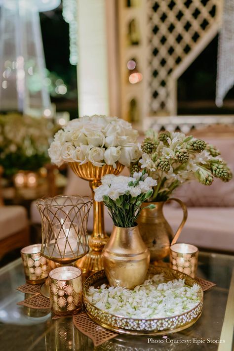 Indian Wedding Decor Diy Simple, Tuberose Decor Wedding, White Diwali Decor, Indian Dinner Decoration Ideas, Indian Wedding Round Table Decor, Indian Festive Table Decor, Aesthetic Flower Decor, Gold Themed Wedding Decor, Table Diwali Decor