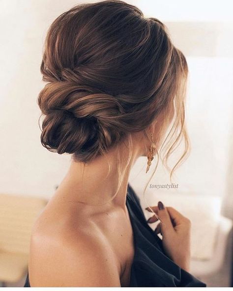 Los 10 mejores peinados de graduación para este 2018 - Mujer de 10 Sanggul Modern, Wedding Hair Up, Hairstyle Inspiration, Updos For Medium Length Hair, Wedding Hair Inspiration, Low Bun, Penteado Cabelo Curto, Wedding Hairstyle, فستان سهرة