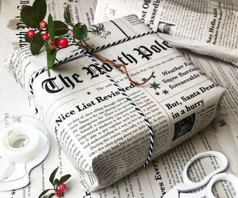 Cool Wrapping Paper, Unique Christmas Wrapping Paper, Newspaper Christmas Wrapping, Newspaper Wrapping Paper, Sustainable Gift Wrapping, Christmas Paper Bags Ideas, Christmas Wrapping Theme, Cozy Christmas Decorations, Newspaper Gift Wrapping