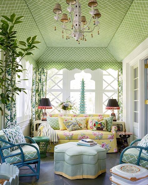 Cottage Sunroom, Traditional Home Design, Small Sunroom, Tent Room, Cottage Houses, Summer Interior, Sun Rooms, Sunroom Decorating, Sunroom Designs