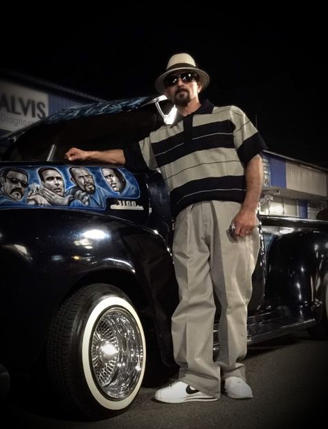 Lowrider Outfits, Cholo Style Men Gangsters, Mexican Gangster Style, Chicano Style Fashion, 90s Chicano Style, Chicano Outfits Men, Outfit Cholo, Dads Outfits, Mexican Jeans