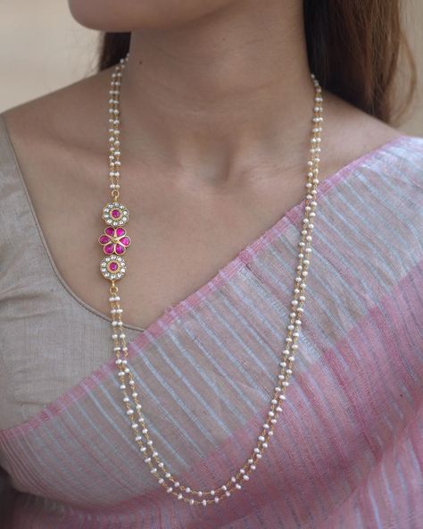 Side Locket Chains From 'Prade Jewels' • South India Jewels Pearl With Gold Chain, Gold Jewellery Ideas, Simple Pearl Necklace Indian, Pearl Chains Indian Gold, Simple Necklace Designs Gold, Stone Necklace Gold Indian, Beeds Chain Designs, Pearl Sets Jewellery Indian, Jewelry For Saree