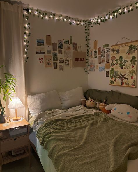 swipe to see ☀️ to 🌙 🛏️🌿✨ presenting the view behind my desk! what’s behind your desk? 👀🍃 introducing another space in my cozy bedroom: my comfy bed which is 3 times my size 😆 I’ve been spending a lot more time on my bed these days which is probably not a great thing 🤣 maybe I made my bed too cozy🤔 🏷️🌿 #bedroom #bedroominspo #bedroomideas #pinterest #pinterestinspired #cozybedroom #roominspo #greenaesthetic Comfy Cute Bedroom, Small Bedroom With Computer Desk, Bedroom Ideas For Square Rooms, Room Decor Bedroom Wood Furniture, Shelf At End Of Bed, Bedroom Ideas For Small Rooms Queen Bed, Room Decor Ideas Single Bed, Cute Comfy Room Ideas, Bed Comfy Aesthetic