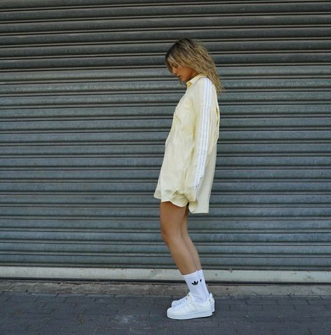 Outfits With Adidas Superstar, White Adidas Superstar Outfit, Adidas Sneakers Women Outfit, Outfits With Adidas, Punk Wardrobe, Adidas Superstar All White, Adidas Superstar Outfit, Platform Outfit, Superstar Outfit