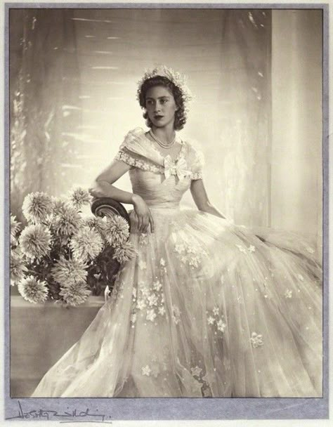 Princess Margaret, Countess of Snowdon in November 1947 Prinses Margaret, Princesa Margaret, Sarah Chatto, Princesa Elizabeth, Margaret Rose, Princesa Real, Vintage Wedding Gowns, Royal Family England, Elisabeth Ii