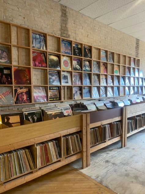 #vinyl #recordstore #aesthetic Japanese Record Store, Record Library, Record Store Aesthetic, Record Bar, Vintage Record Store, Albums Vinyl, Vinyl Cafe, Finished Basement Designs, Office Music